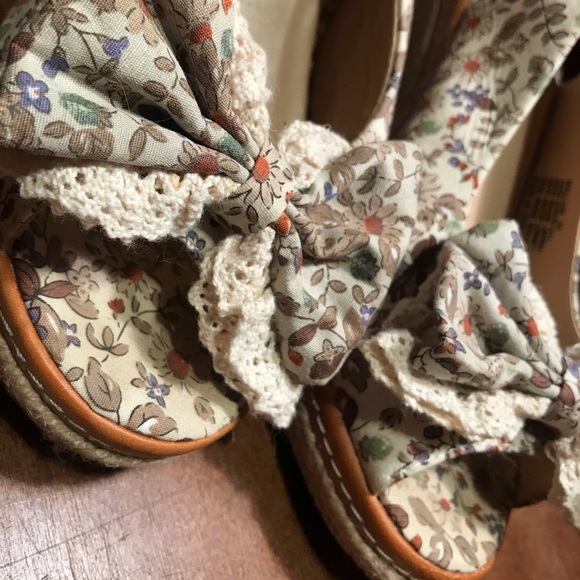 Size 38 Miz Mooz floral wedges - Picture 2 of 4